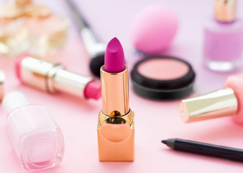 Izdvajamo 15 najprodavanijih beauty proizvoda koje vrijedi pospremiti u kozmetičku torbicu