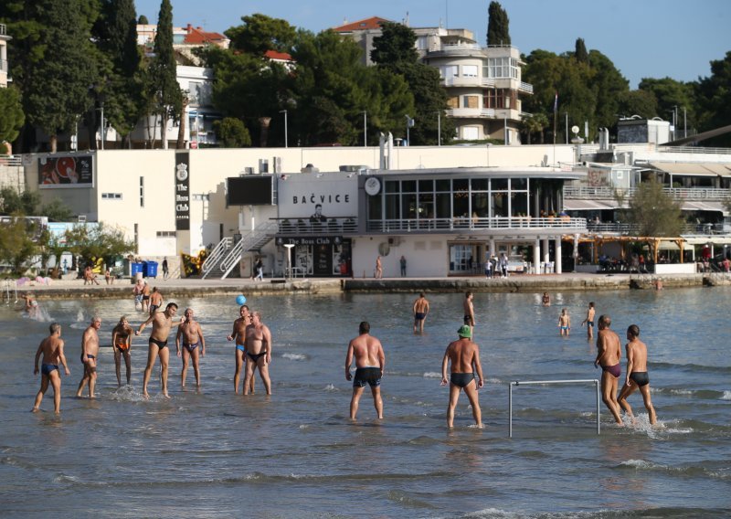 Studeni na plaži: Bez straha od virusa brojni Splićani okupirali Bačvice