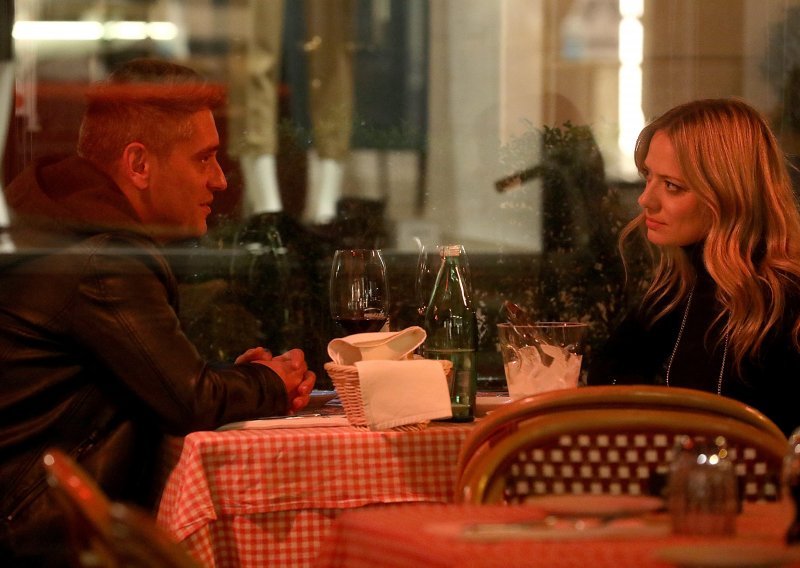 Romantična večera u gradu: Na praznoj terasi talijanskog restorana Jelena Veljača nije skidala pogled sa svog novog partnera
