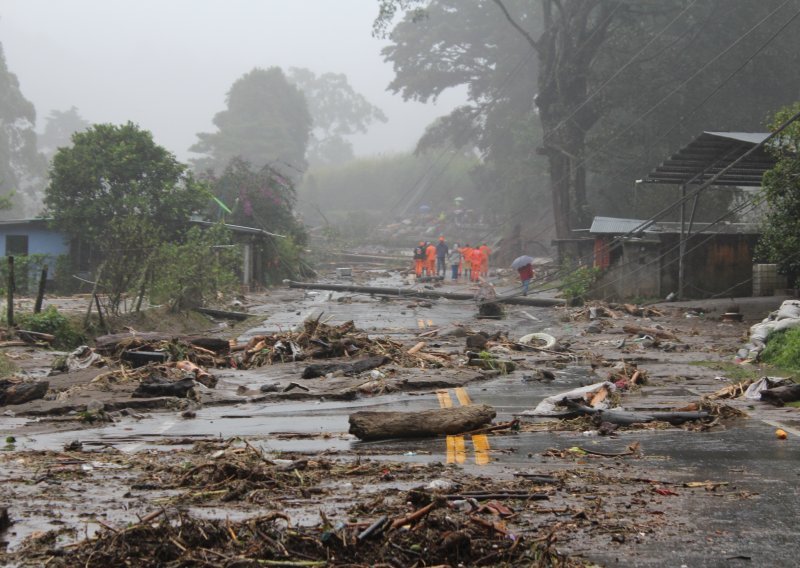 Deseci poginulih u pustošenju uragana Ete u Srednjoj Americi