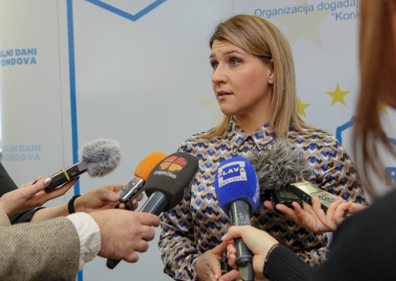 Zamjenica gradonačelnika Vukovara objasnila zašto ju je zasmetalo bacanje vijenaca u Dunav