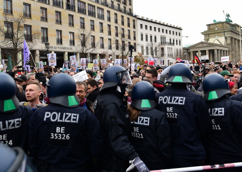 Policija izišla na ulice Berlina; prekinula skup jer se nije držao razmak, nisu se nosile maske