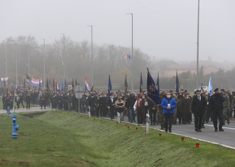 [FOTO/VIDEO] Nekoliko tisuća ljudi u Koloni sjećanja, pogledajte kako je izgledalo odavanje počasti žrtvama Vukovara
