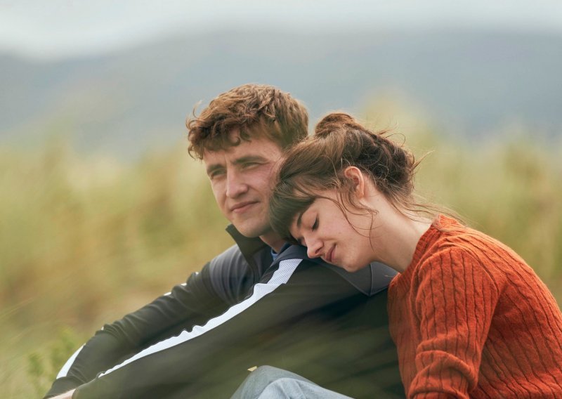 Na HBO stiže najiščekivanija serija o čarima prve ljubavi koja je već osvojila britansku publiku