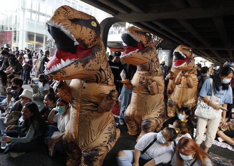Tajlandski srednjoškolci protiv političkih 'dinosaura'