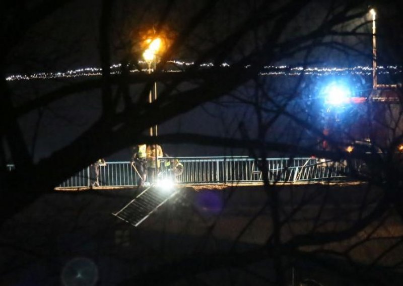Toyota sletila s mosta u Krku, pet ljudi poginulo