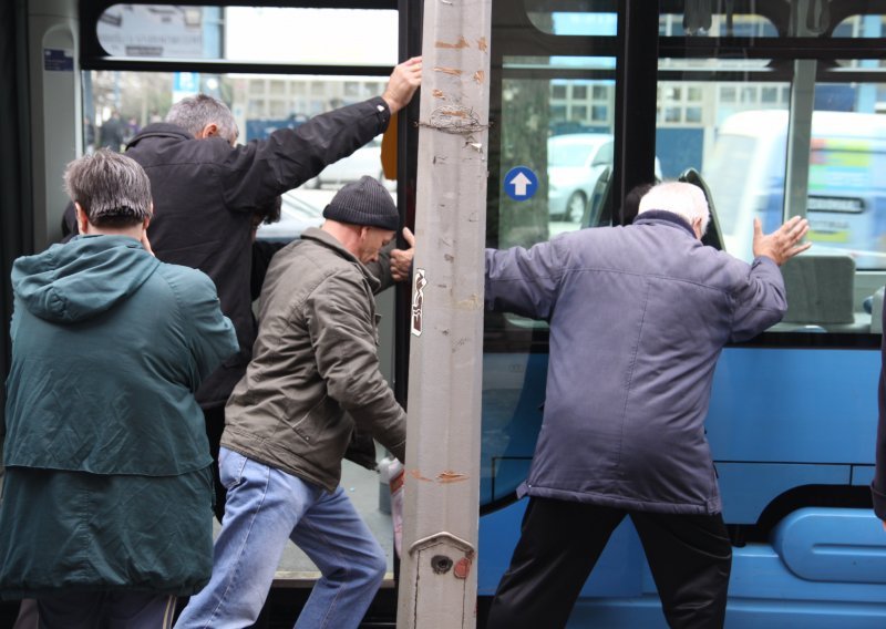 Zagrepčani gurali tramvaj u kvaru