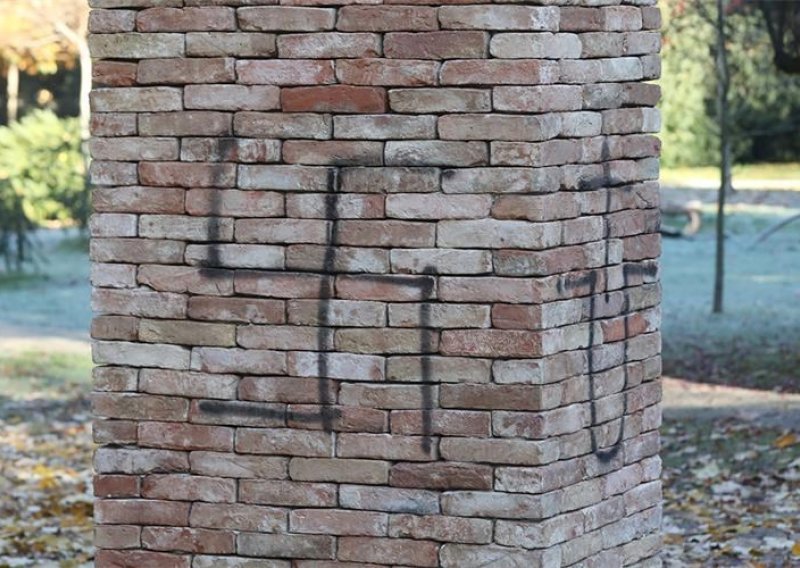 Na spomeniku žrtvama holokausta osvanuo kukasti križ i 'ušato' slovo U
