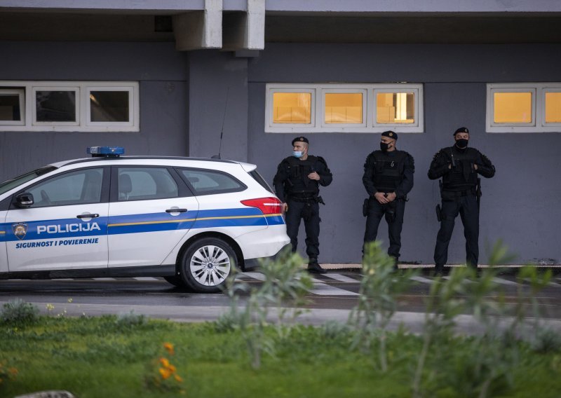 Pijani muškarac vikao i vrijeđao osoblje hitnog prijema bolnice u Čakovcu, a kad je stigla policija, napao je i njih