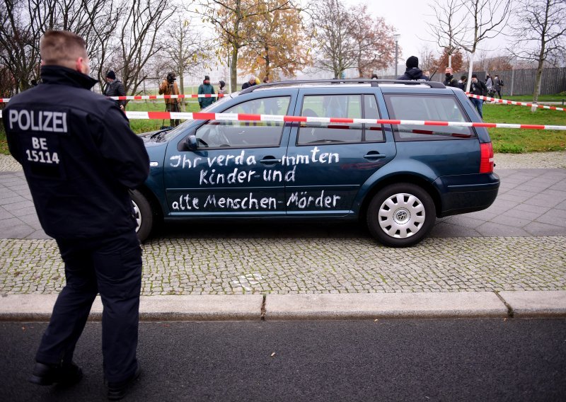 Njemačka policija: Iza napada na Merkelin ured ne stoji ekstremizam