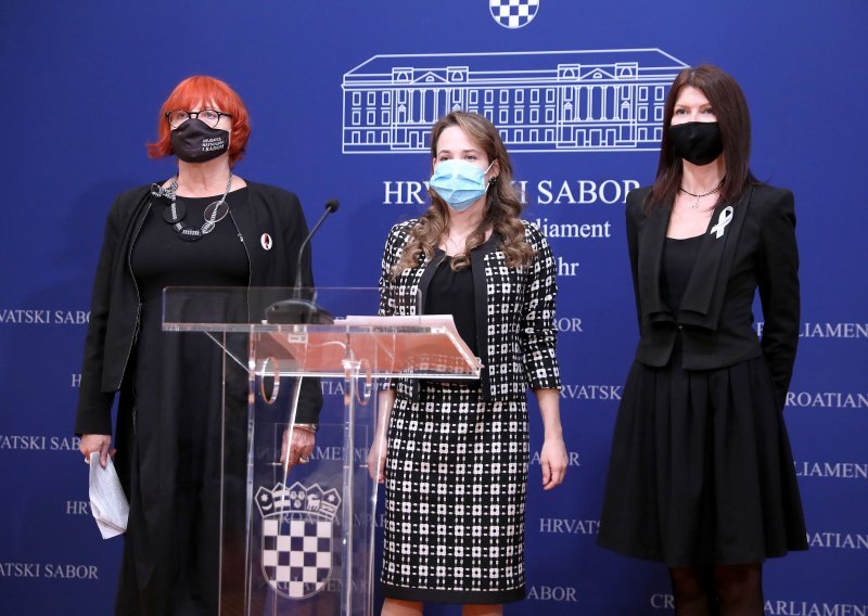 Tri žene, crno-bijela slika: Ljevičarke Rada Borić i Sabina Glasovac u crnom, a hercegovačka snajka Selak Raspudić u bukle kostimu