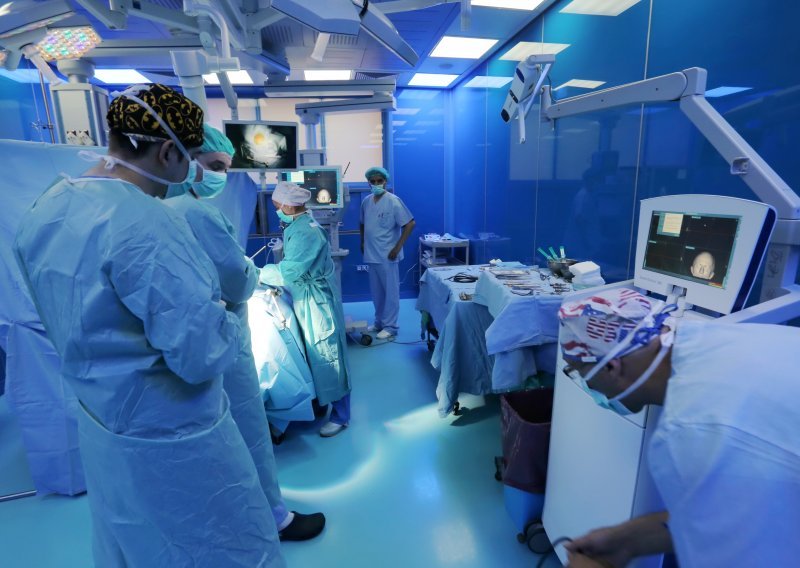 Robot dirigirao operacijom u Vinogradskoj, u svega nekoliko minuta došao do tumora na mozgu