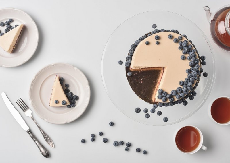 Vrijeme je da dan razvedrimo s malo slatkog: U ovaj cheesecake s bijelom čokoladom zaljubit ćete se na prvi zalogaj