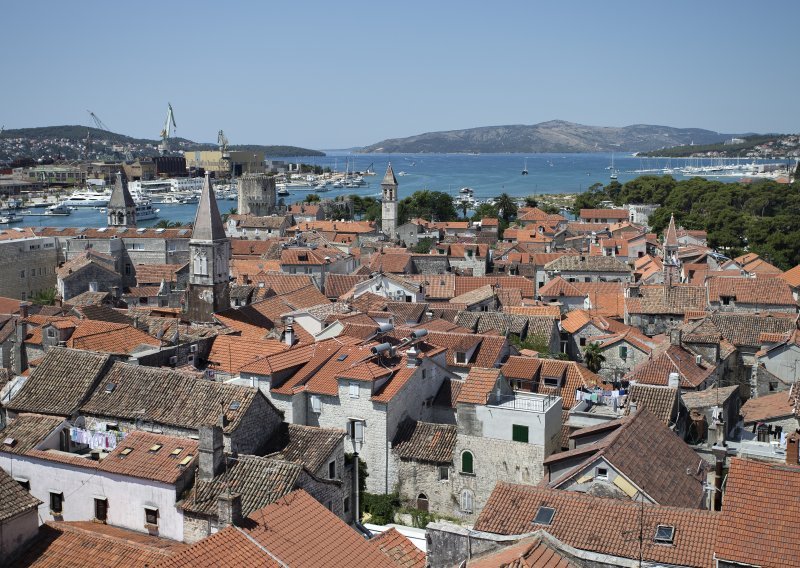 Grad Trogir prvi put isplaćuje božićnice nezaposlenima