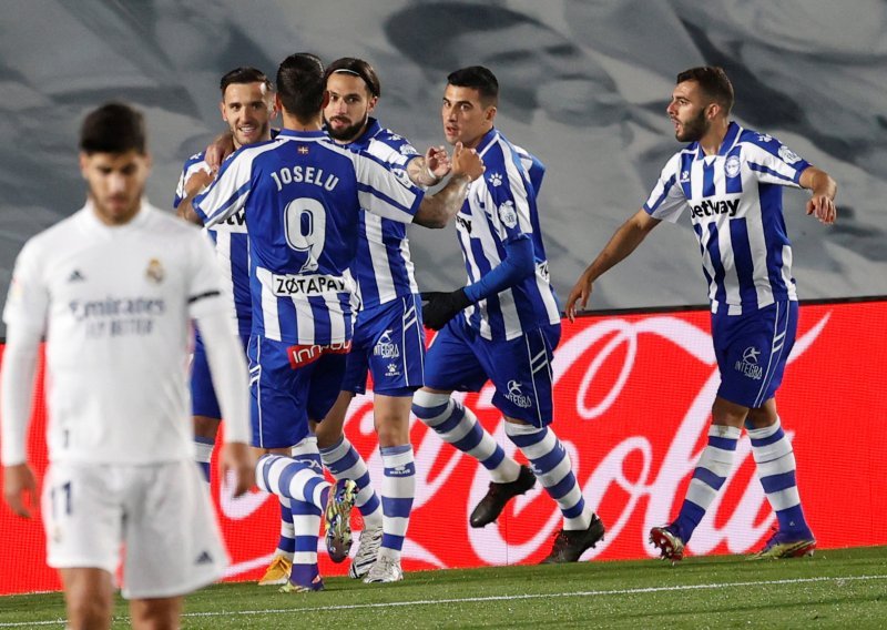 [FOTO] Real doživio težak poraz od Alavesa; protiv 'kraljeva' dosuđen i peti penal u tri utakmice, a ponovno se ozlijedio i Eden Hazard