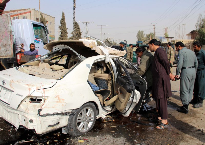 Barem 30 vojnih osoba poginulo u eksploziji autobombe u Afganistanu