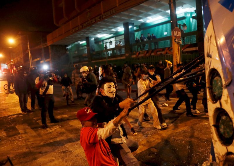 U Gvatemali nastavljeni nasilni protuvladini prosvjedi nakon što je spaljen dio zgrade parlamenta