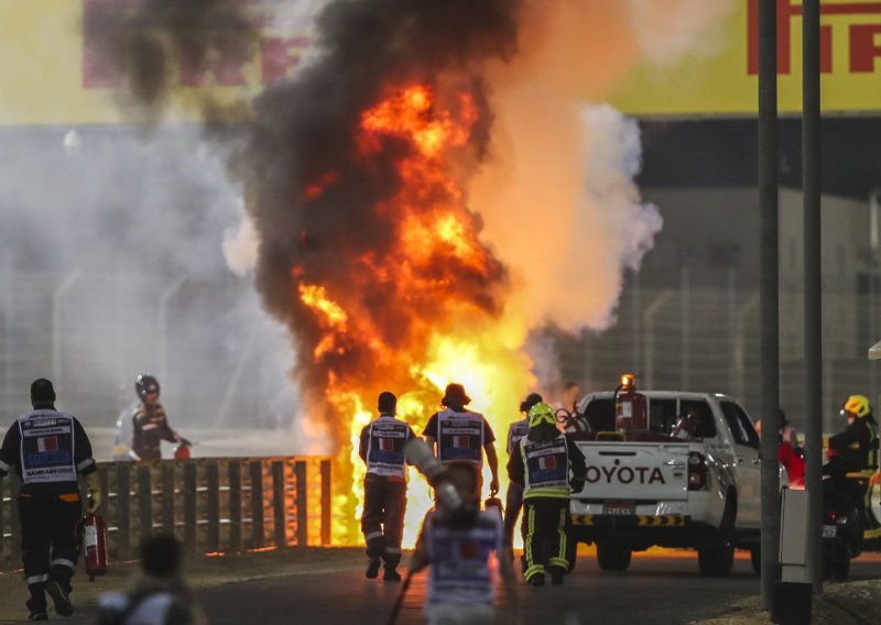 [FOTO] VN Bahraina prekinuta već u prvom krugu zbog teške nesreće; Francuz izletio sa staze, eksplodirao mu bolid i prepolovio se