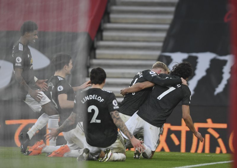 Southampton vodio protiv Manchester Uniteda 2:0, ali onda se ukazao Edinson Cavani i na kraju donio pobjedu 'crvenim vragovima'