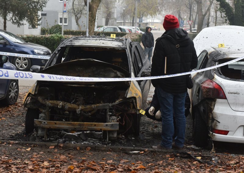 [VIDEO/FOTO] Izgorjela tri automobila u Zagrebu