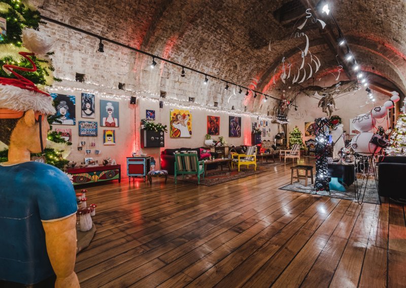 Devetnaest umjetnika i kreativaca klubu Azimut u Šibeniku postavili 'Božićni tinel' – jedinstvenu art & craft izložbu