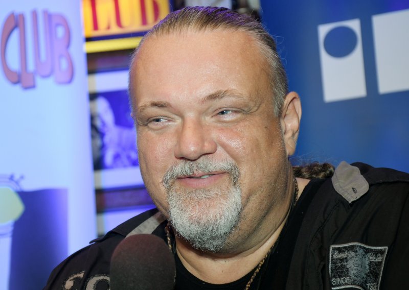 Nakon višetjedne borbe s koronavirusom preminuo poznati glazbenik Damir Kukuruzović