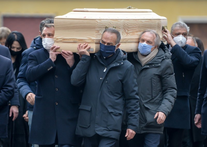 [FOTO] Pokopan je Paolo Rossi; legendu su u lijesu do katedrale u Vicenzi nosili suigrači iz reprezentacije, a na ispraćaj je došlo nekoliko tisuća ljudi