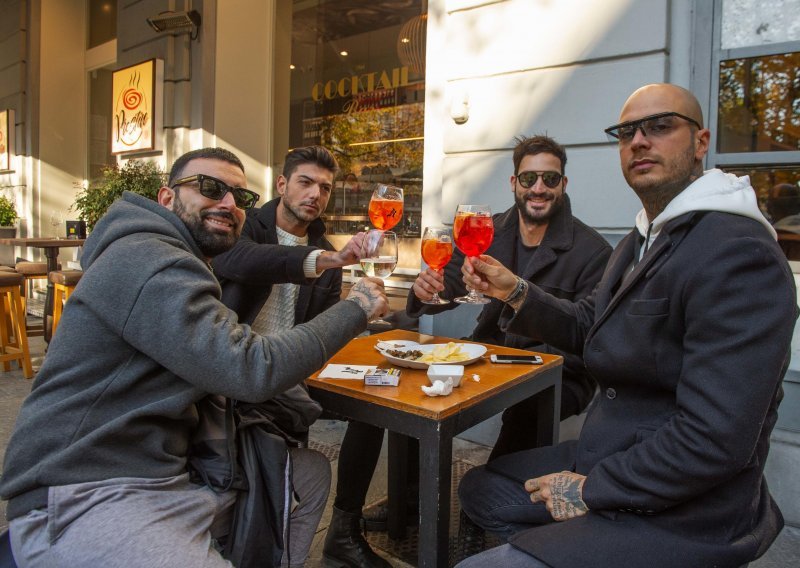 [FOTO] Talijani kao pušteni s lanca pohrlili u vikend šoping i prepunili kafiće, vlada odmah priprijetila: Od Badnjaka - novi lockdown