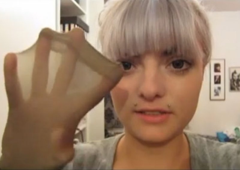 Ella nožem razderala čarape pred kamerom
