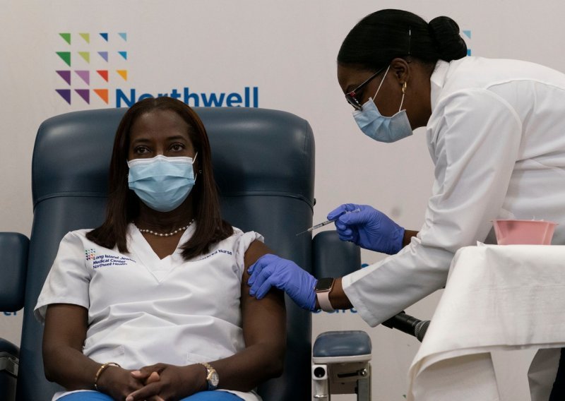 Medicinska sestra iz New Yorka prva je Amerikanka koja je primila cjepivo protiv koronavirusa: 'Osjećam se odlično'