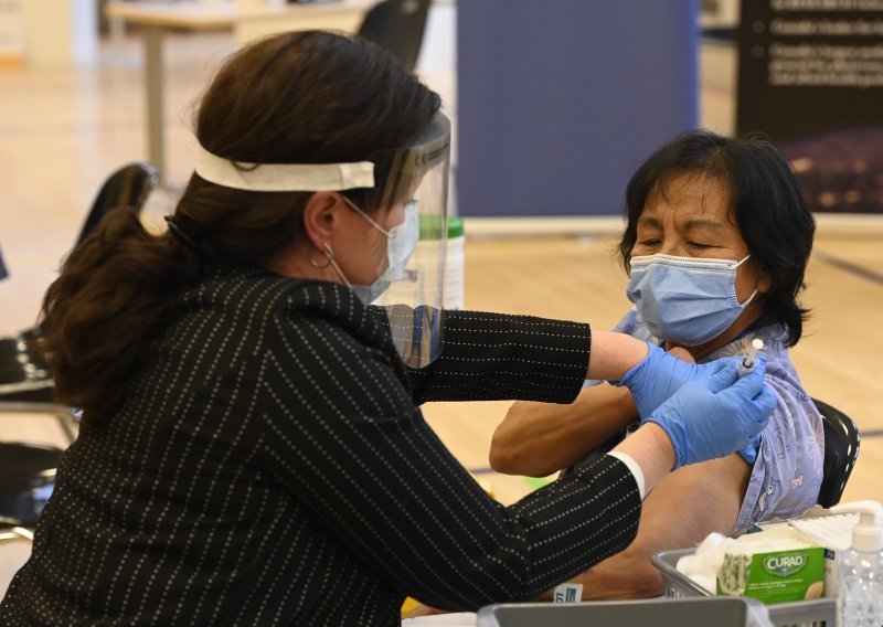 Kanada počela cijepiti zdravstvene djelatnike protiv koronavirusa