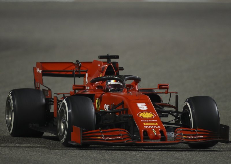 Sebastian Vettel iz Ferrarija otišao kao gospodin; bivšoj momčadi zapjevao preko radija, dijelio pivo, a posebna priča je posveta na kacigi za Charlesa Leclerca