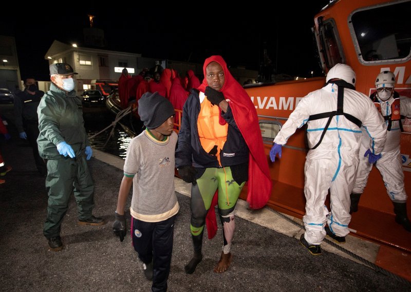Crnogorska policija u međunarodnim vodama presrela jedrilicu s 50 migranata u potpalublju