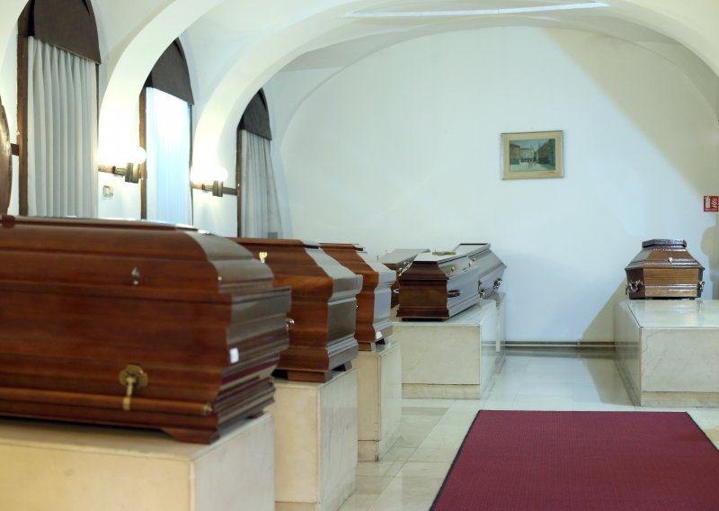 Pogrebnici svjedoče rastu umrlih: Nestaje limenih uložaka za lijesove preminulih od Covida