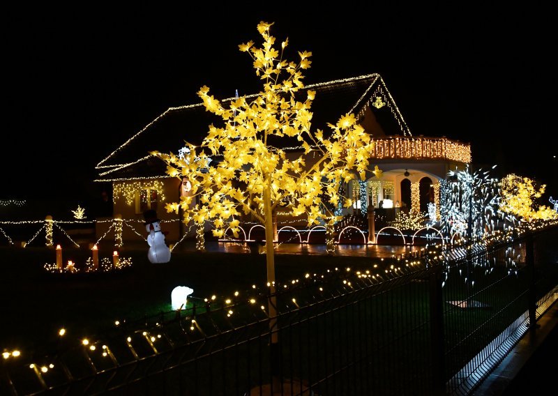 [FOTO] Svake godine troše tisuće kuna na ukrase: Božićna bajka obitelji Perlaska u Gradcu oštra je konkurencija imanju Salaj