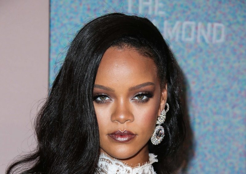 Rihanna najavila izdavanje kuharice i otkrila tajnu svoje skladne linije