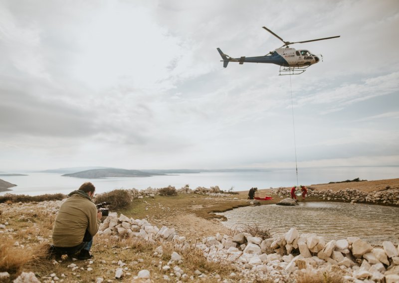 [FOTO] Ronioci i helikopter pomogli postaviti dva umjetnička djela kod Voloskog i iznad Baške
