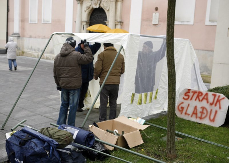 Vjernici štrajkaju glađu ispred varaždinske katedrale