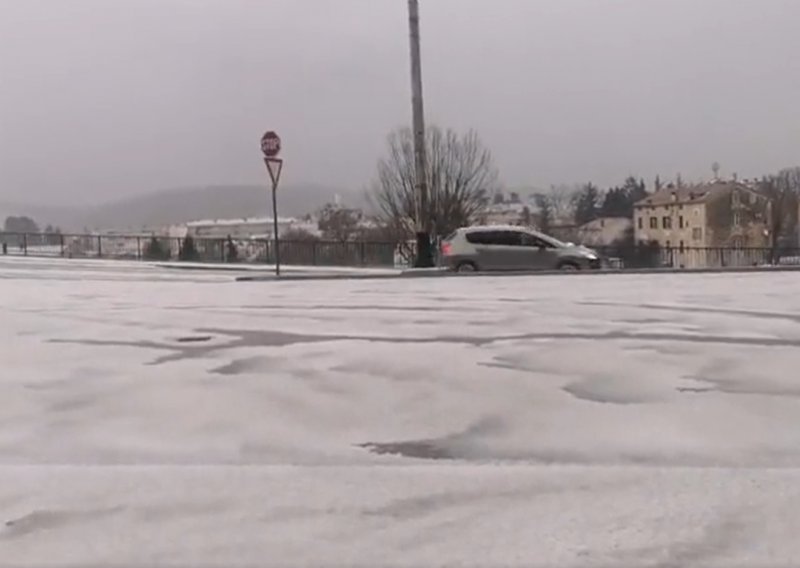 [VIDEO] Iznenađenje na Božić: Snježne pahulje zabijelile Pazin
