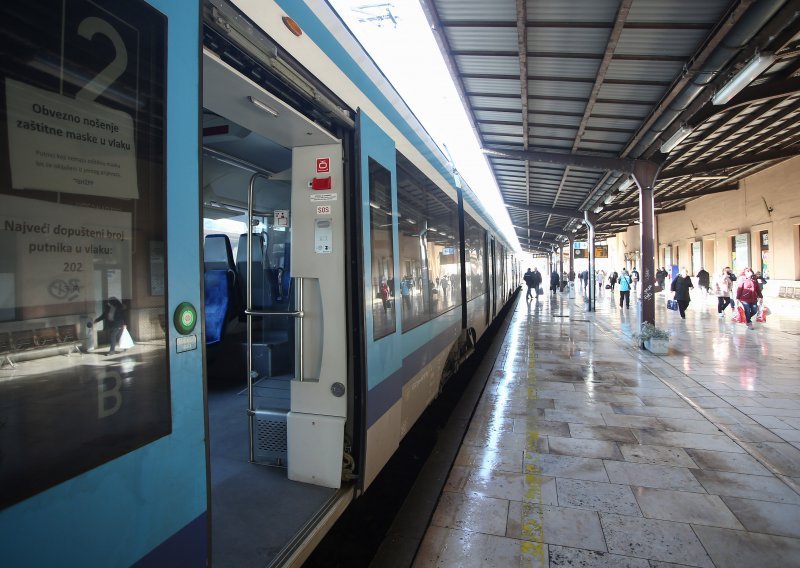 HŽ do daljnjega ukinuo noćni vlak između Splita i Zagreba, putnici s rezervacijama to doznali na kolodvoru