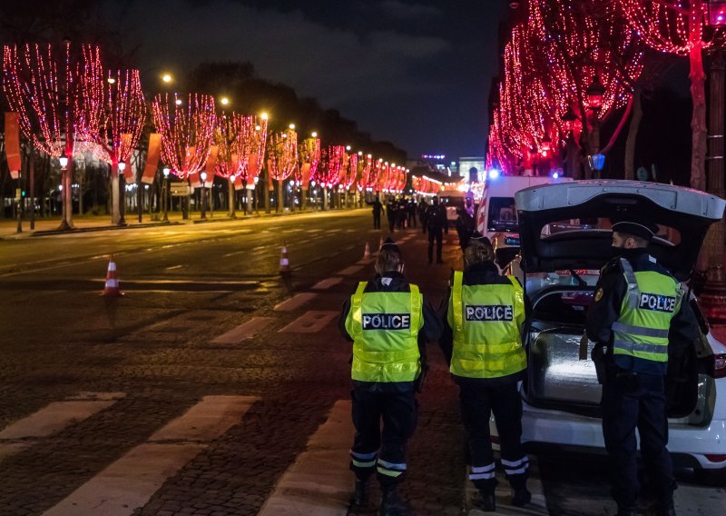 Produljen policijski sat za šest milijuna Francuza, više ne smiju biti izvan kuća od 18 sati