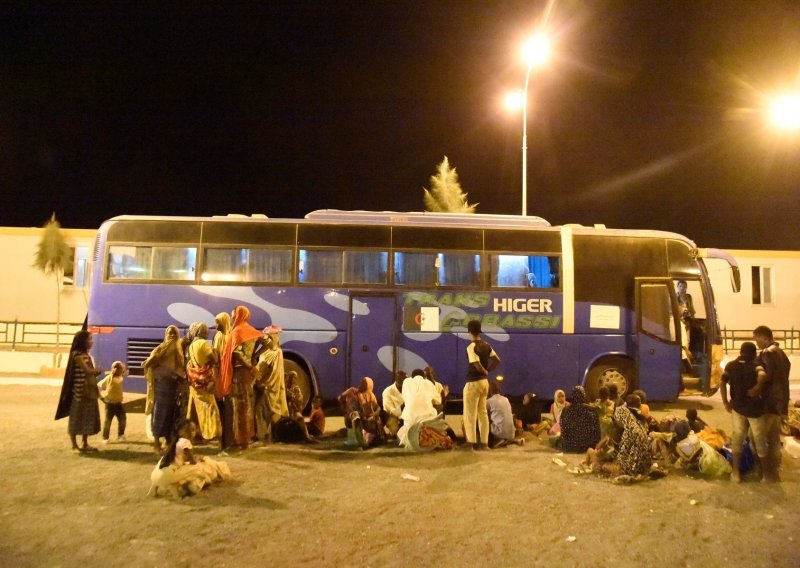 Alžir: U prevrtanju putničkog autobusa na migrantskoj ruti poginulo 20 osoba