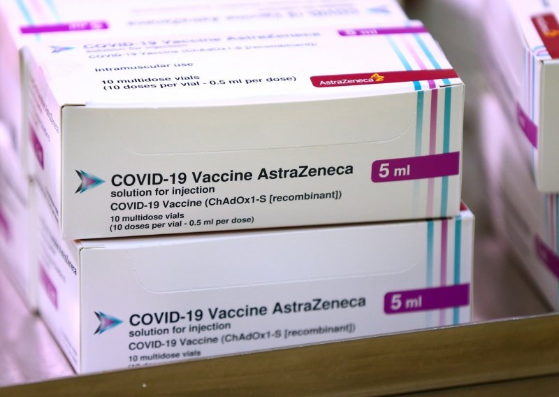U Britaniji pacijent na dijalizi prvi u svijetu primio cjepivo AstraZenece i Oxforda