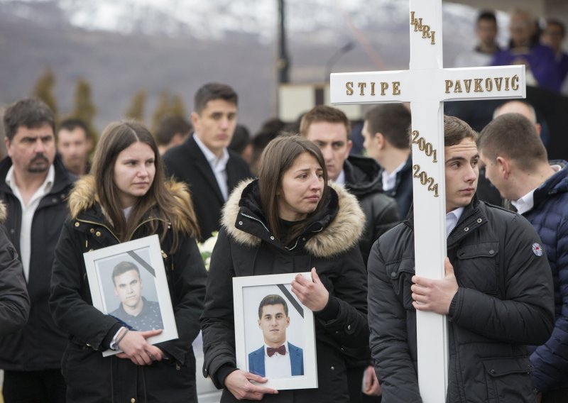 U Hrvatskoj dan žalosti u spomen na osmero mladih stradalih u Posušju