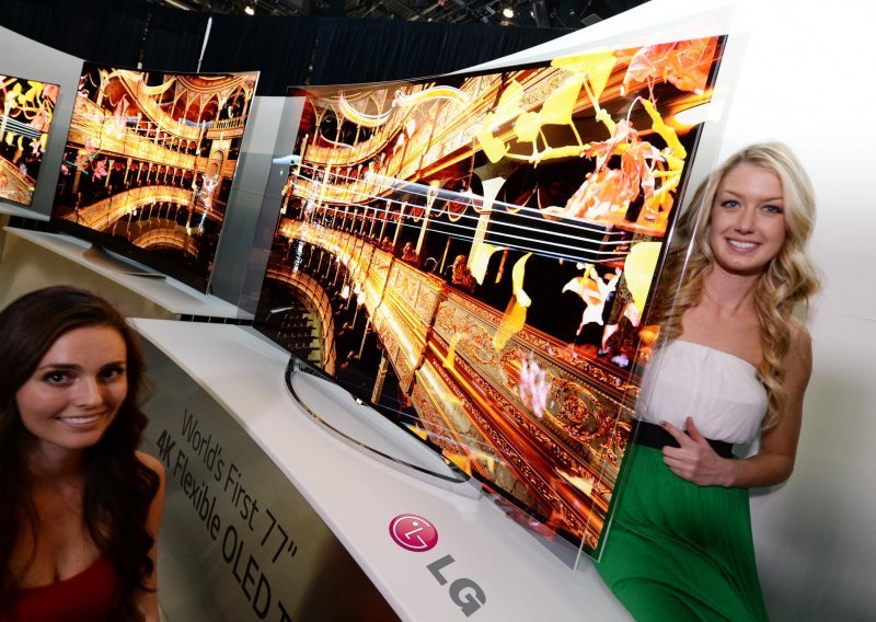Divovski LG-ov OLED TV možete zakriviti pomoću daljinca