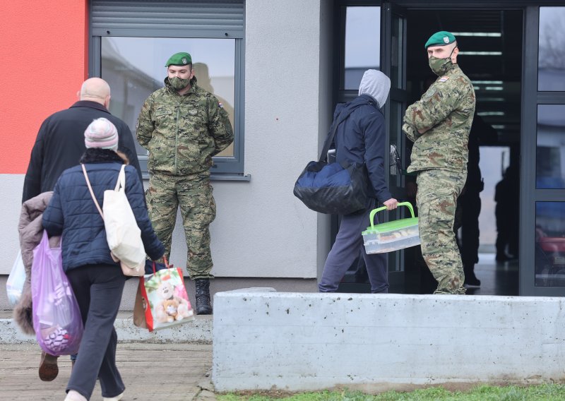 Iz zgrade vojarne u Petrinji na sigurno evakuirano 338 osoba