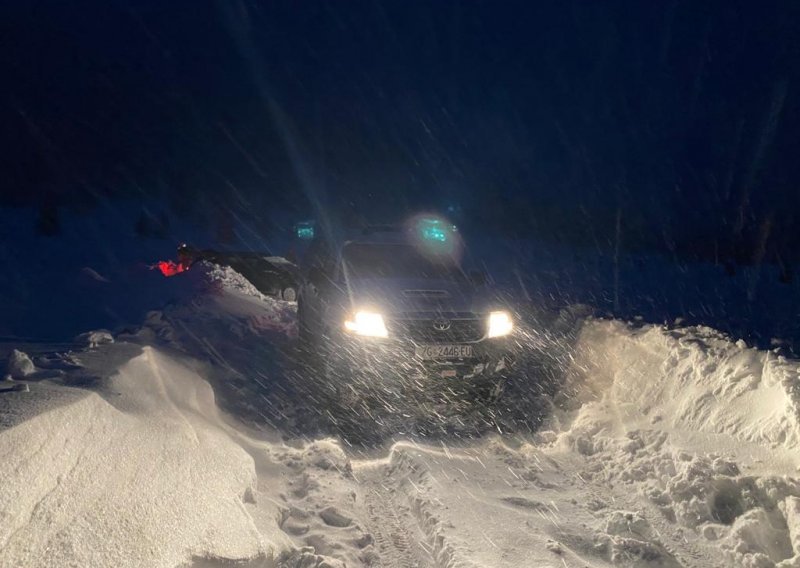 Snijeg u Gorskom kotaru zameo tri osobe i psa; HGSS ih spasio kod spomenika smrznutim planinarima