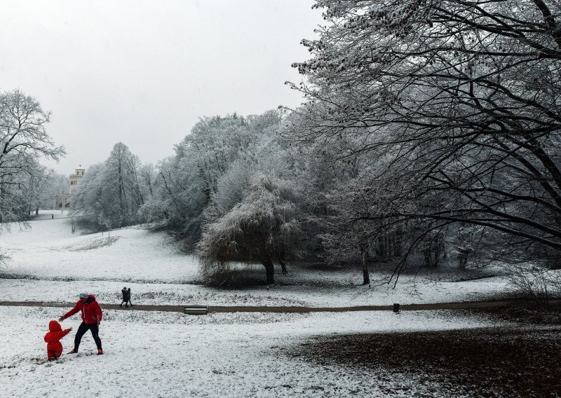[FOTO] Prvi ovogodišnji snijeg zabijelio je Zagreb: Pogledajte snježnu idilu na Maksimiru