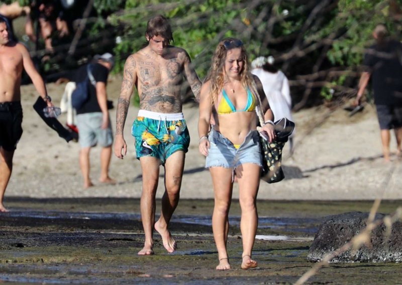 Justin Bieber na odmoru uživa u morskim radostima, a svi se pitaju gdje je njegova lijepa supruga