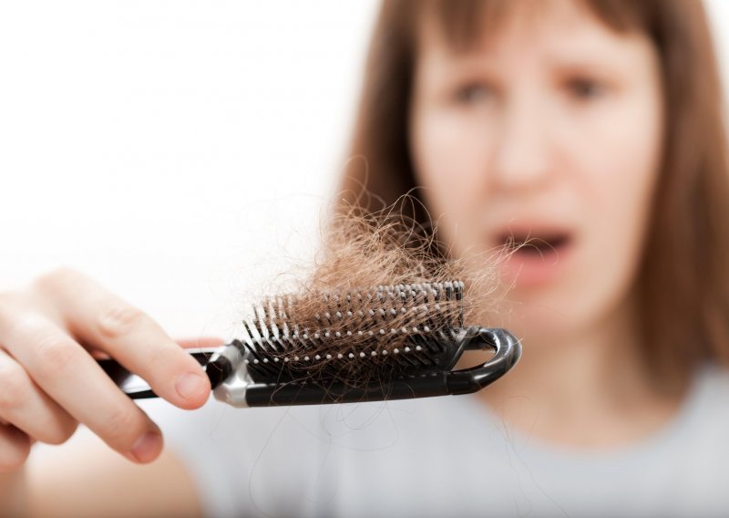 Imate problema s opadanjem kose i vlasištem? Uzrok može biti pandemija, a evo kako si možete pomoći